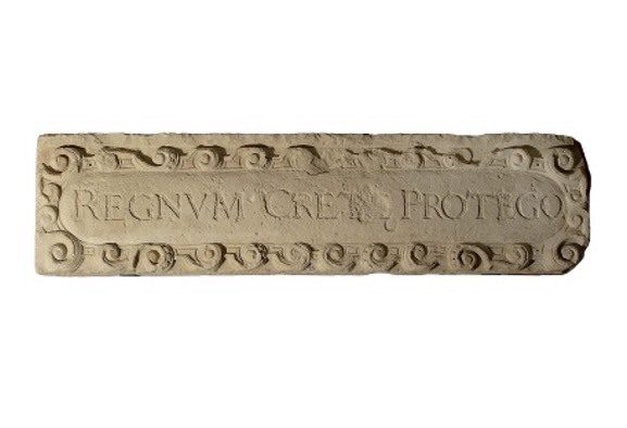 Πλάκα από πωρόλιθο με την επιγραφή REGNUM CRETAE PROTEGO – ΠΡΟΣΤΑΤΕΥΩ ΤΟ ΒΑΣΙΛΕΙΟ ΤΗΣ ΚΡΗΤΗΣ.